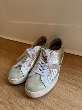 Iridescent White Women’s Low-Top Sneakers